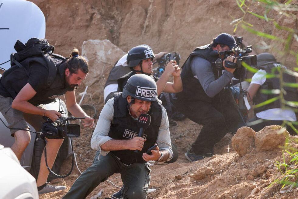 Periodistas buscan protección en el sur de Israel durante un ataque con cohetes desde Gaza. (GETTY IMAGES).