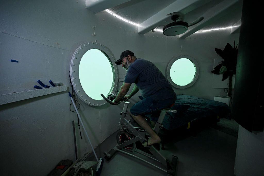 El rey Carlos III se reunió con el asantehene Otumfuo Osei Tutu II en el Palacio de Buckingham para su coronación el año pasado. (GETTY IMAGES).