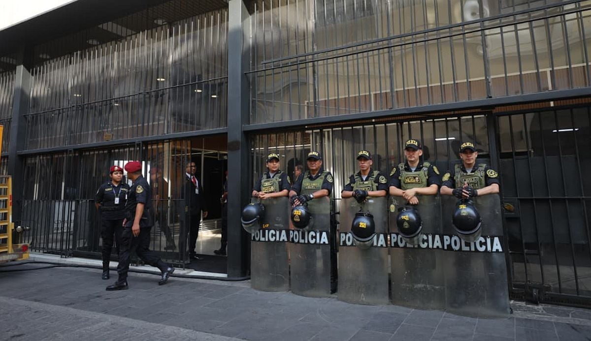Resguardo policial en los exteriores del Edificio José Faustino Sánchez Carrión, sede habilitada para que los parlamentarios debatan en un Pleno Extraordinario la censura al presidente José Jerí | Foto: Antonio Melgarejo/ @photo.gec