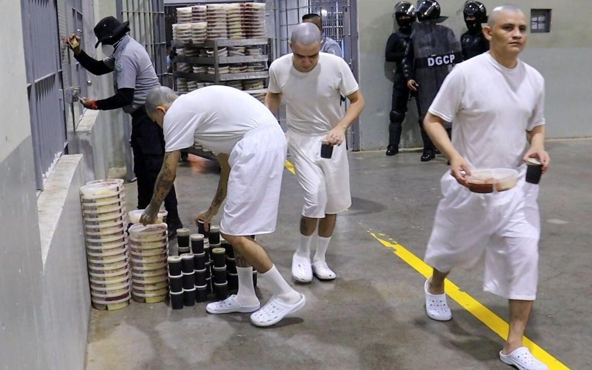 Internos recogen su cena y su café de este 24 de diciembre. (ROBERTO VALENCIA).