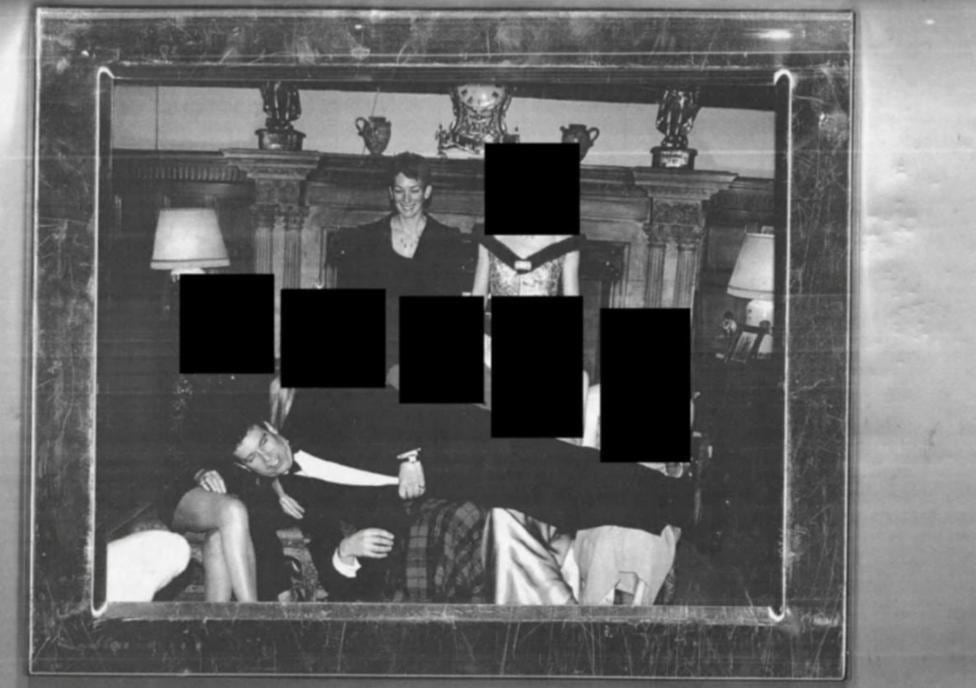 En esta foto se va alguien muy parecido a Andrew Mountbatten-Windsor tumbado sobre cinco personas, cuyos rostros han sido ocultados. (Departamento de Justicia de EE.UU.).