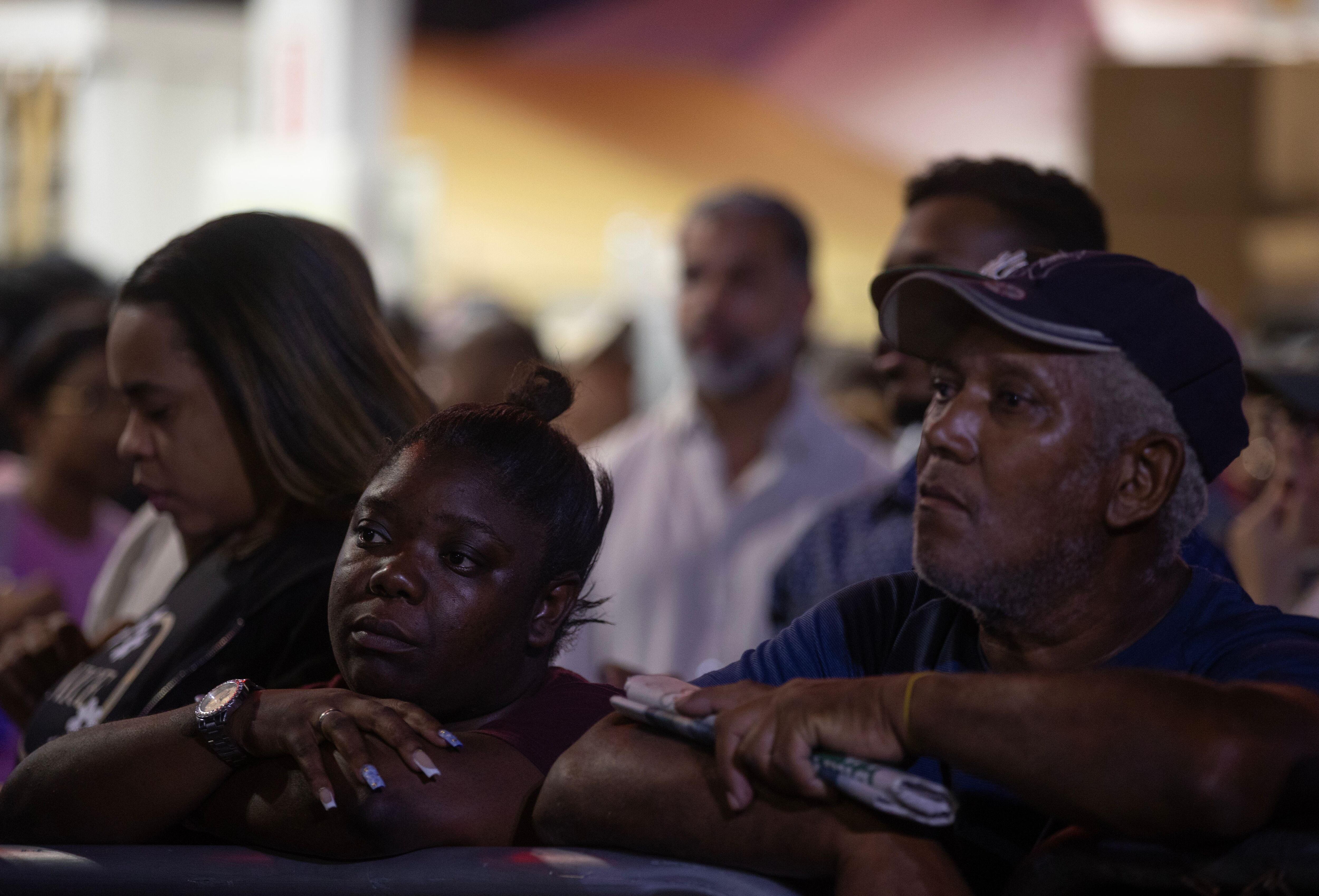Familiares a la espera mientras continúa la identificación de víctimas en la discoteca Jet Set de Santo Domingo, República Dominicana, el 9 de abril de 2025.