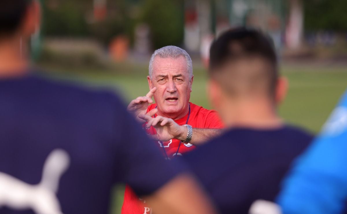 Gustavo Alfaro , entrenador argentino de la selección de Paraguay, durante uno de los entrenamientos de la Albirroja con miras al choque ante Ecuador | Foto: @Albirroja