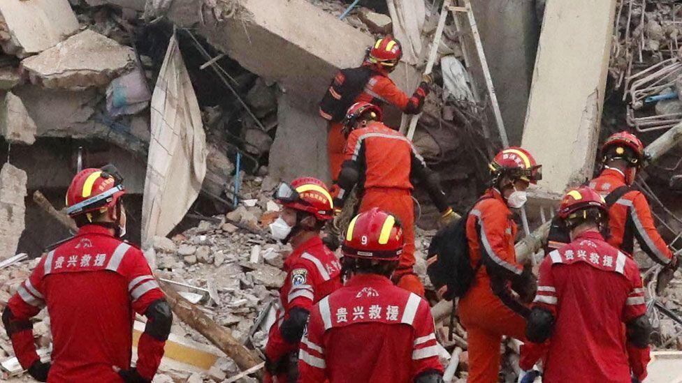 Rescatistas en Mandalay. (EPA).