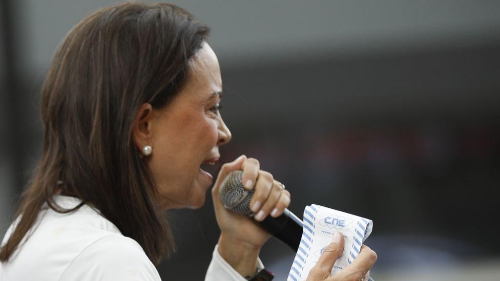 Machado y el acta. (Getty Images).