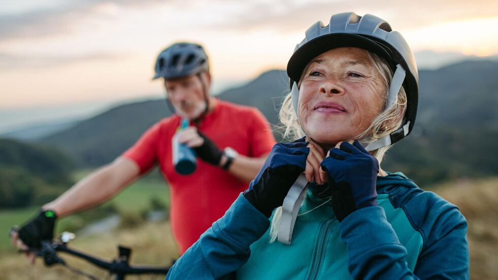 La terapia de reemplazo hormonal (TRH) es un tratamiento utilizado para aliviar los síntomas de la menopausia mediante el reemplazo de las hormonas estrógeno y progesterona, cuyos niveles disminuyen a medida que las mujeres se acercan a la menopausia.