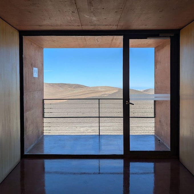 Todo es desierto de Atacama alrededor del edificio.