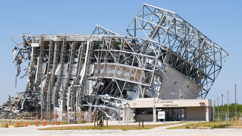 Ya es demasiado tarde para salvar algunas infraestructuras espaciales importantes: este hangar en Cabo Cañaveral fue demolido en 2008.