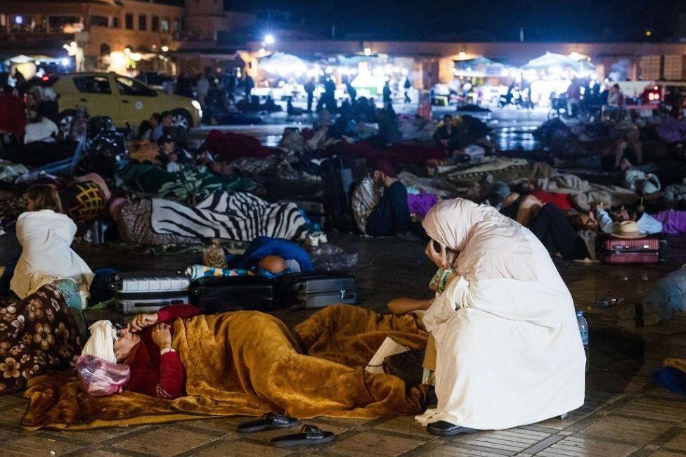 Muchos residentes  pasaron la noche fuera de sus casas ante el temor de una réplica. De hecho, las autoridades advirtieron a la población en todo el país que no volvieran a sus viviendas. (FADEL SENNA/AFP VIA GETTY IMAGES).