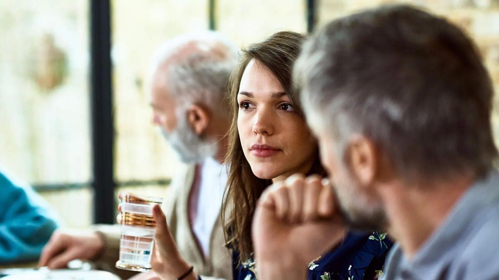 Hablar con ideas 1opuestas ocurre cuando dos personas tienen diferentes "tipos" de conversación.