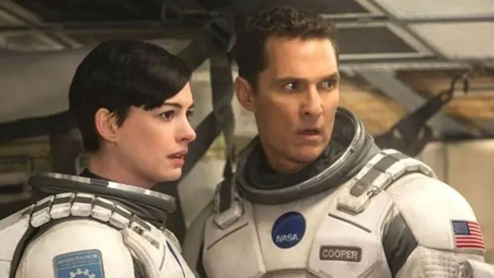 Matthew McConaughey (der.) es el protagonista de "Interstellar". Aquí junto a Anne Hathaway.