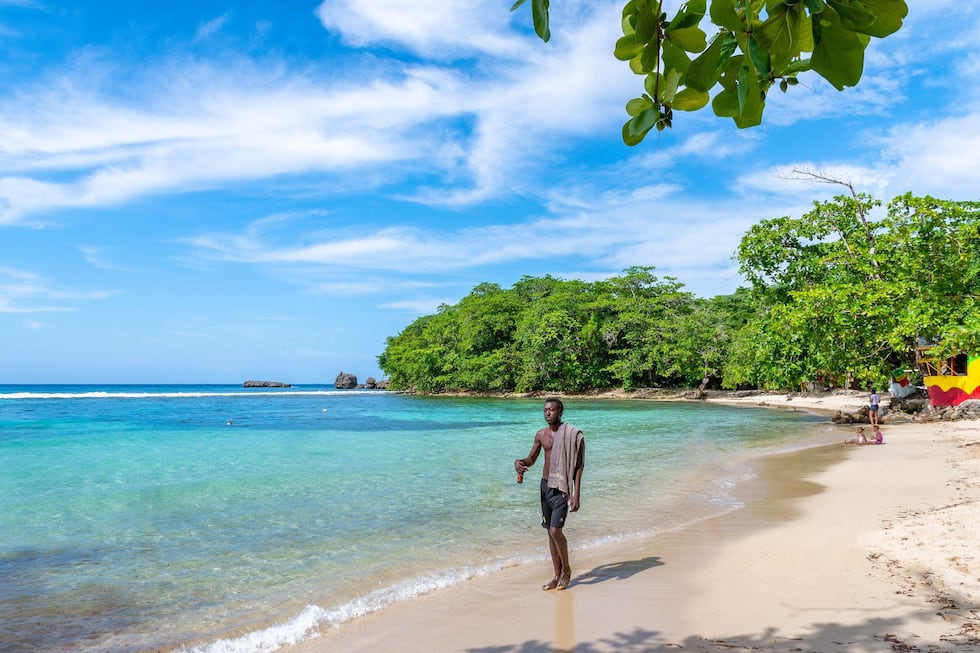 Las famosas playas turquesas de Jamaica atraen a millones de personas de todo el mundo, mientras que sus habitantes ya no pueden disfrutar de ellas. (Getty Images).