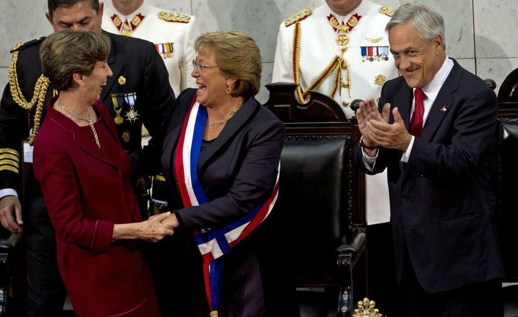 Como presidenta del Senado, Isabel Allende le entregó la banda presidencial a Michelle Bachelet al asumir su segundo mandato, en 2014.