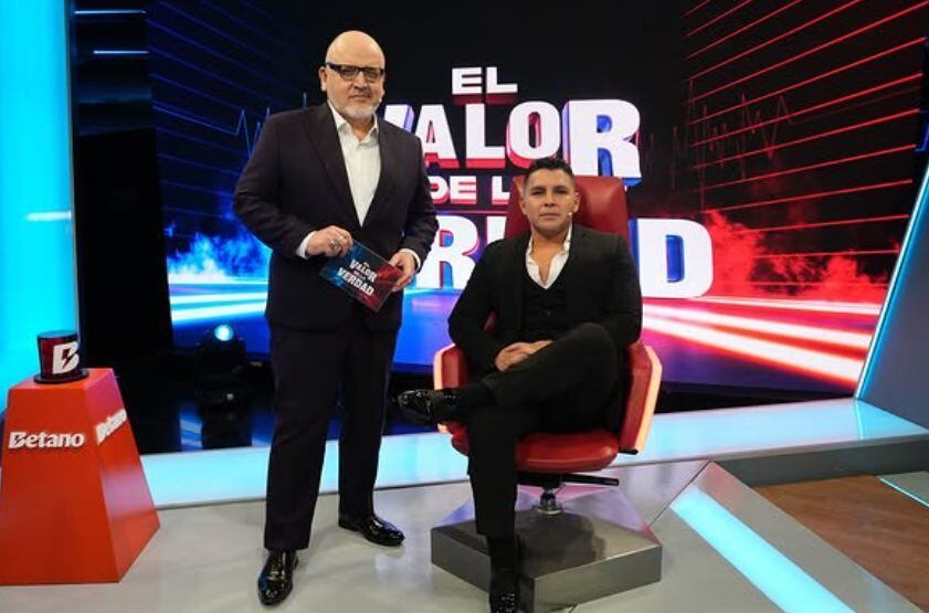 Néstor Villanueva posa junto a Beto Ortiz durante su participación en 'El valor de la verdad' | Foto: Instagram