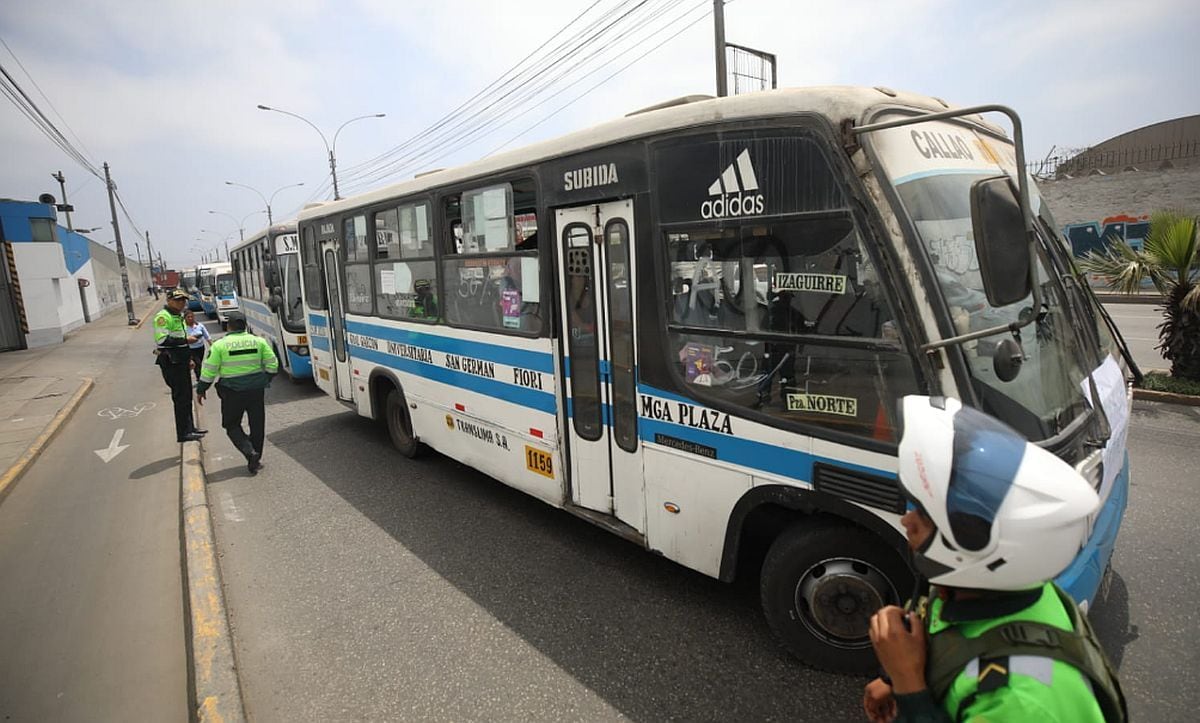 Agentes policiales detienen una marcha de buses de la empresa Translima, en la avenida Universitaria, durante el paro de transportistas de hoy, jueves 2 de octubre | Foto: Diana Marcelo/ @photo.gec