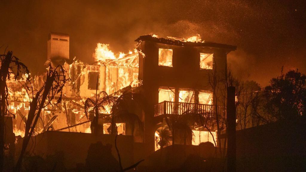 Decenas de miles de personas han sido evacuadas de sus hogares en Los Ángeles. (Getty Images).