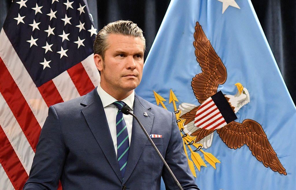 Peter Hegseth, el secretario de Guerra de EE.UU. (oficialmente el secretario de Defensa) es un presentador de televisión, escritor y oficial de la Guardia Nacional del Ejército estadounidense.