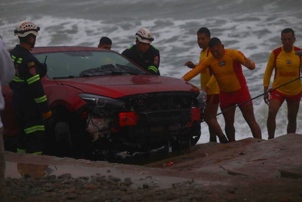 Auto se deslizó hasta la Playa Los Delfines en Miraflores. Foto: César Grados/@photo.gec