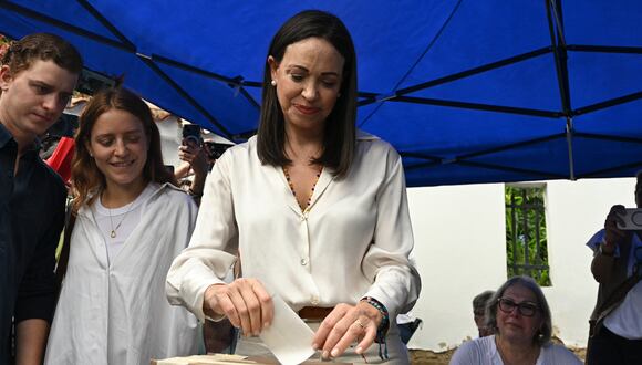 La precandidata presidencial venezolana del partido opositor Vente Venezuela, María Corina Machado, vota en una mesa electoral en Caracas durante las elecciones primarias de la oposición. (Foto de Federico Parra/AFP).