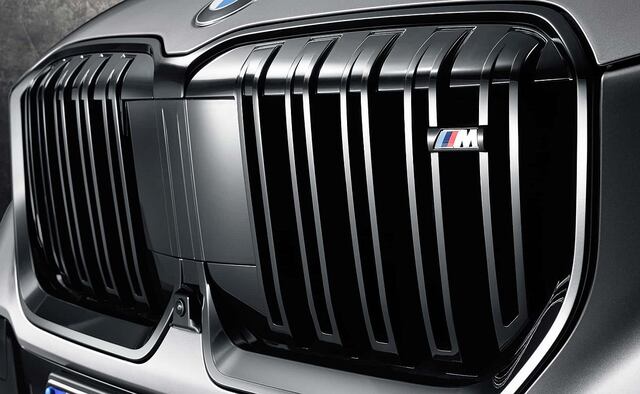 Añade las líneas exteriores de la familia BMW M, con una parrilla de doble riñón con acabados negros, barras verticales dobles y el logo de M.
