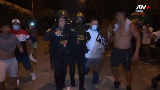 Protestas en Lima: civiles ayudan a evacuar a policía herido | VIDEO