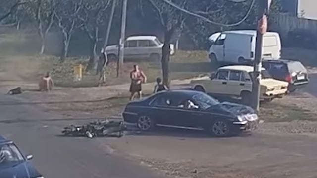 Motociclista es atropellado por un auto y se levanta para reclamarle al causante | Video
