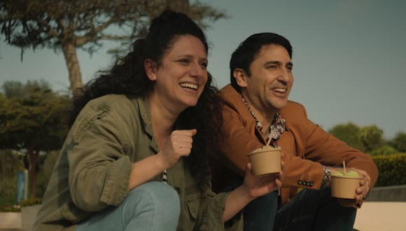 César Ritter y Gisela Ponce de León protagonizan la comedia peruana “Muerto de risa”. (Foto: Captura de video)