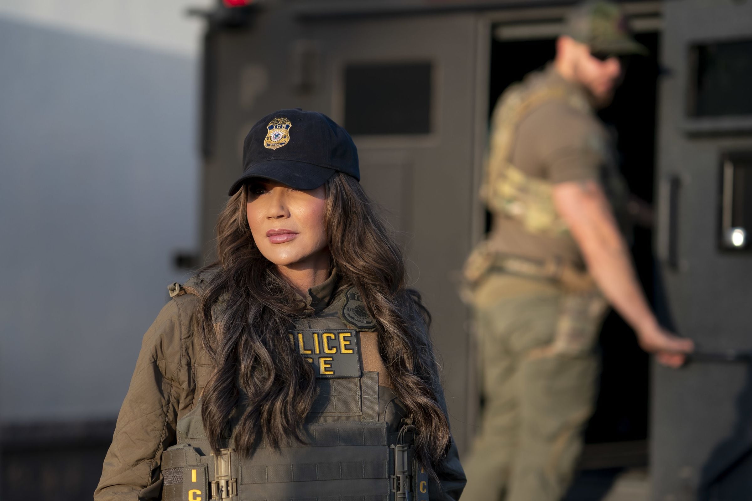 Kristi Noem participa en una intervención en Arizona y no duda en usar armas de largo alcance y enfrentar a un presunto delincuente extranjero (Foto: U.S. Department of Homeland Security / Imagen referencial no válida legalmente, solo usada con fines educativos)