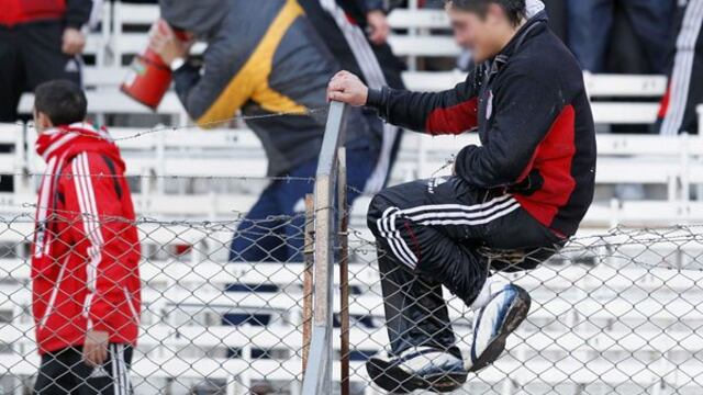 Hincha de River Plate murió tras caer desde una tribuna