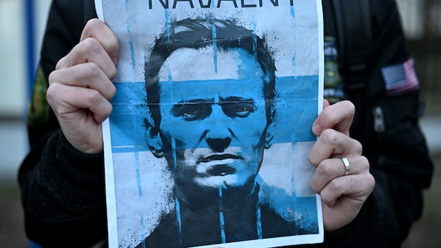 Rusia presenta un ultimátum a la madre de Navalny para que acepte un entierro secreto 