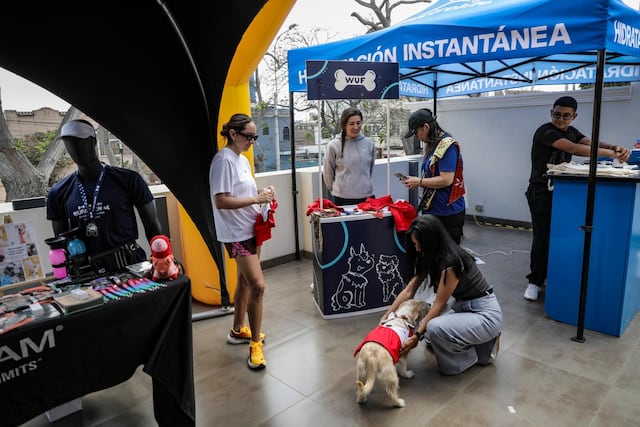 Entrega de kits para la Wufathon 4K powered by El Comercio.