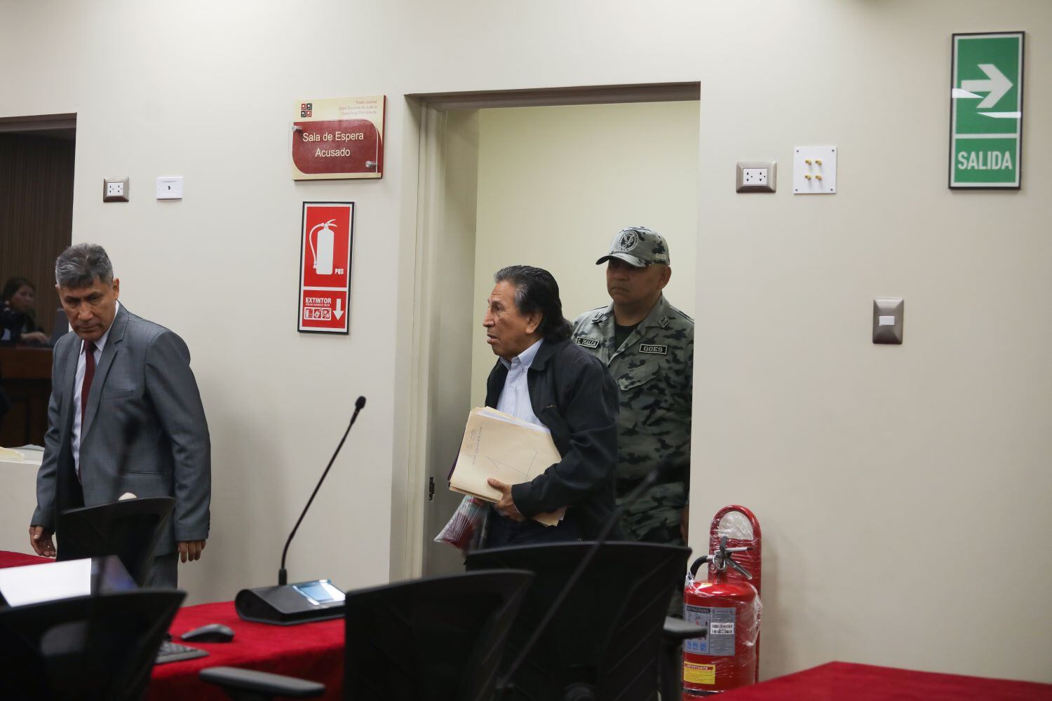 Alejandro Toledo ingresa a la sala de audiencias para la última sesión de su juicio por el Caso Odebrecht-Interoceánica Sur. Foto: GEC / Britanie Arroyo