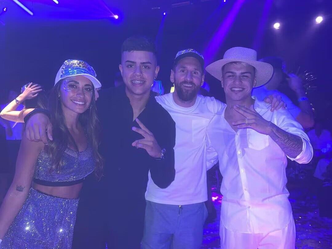 El dúo argentino La T y la M con Lionel Messi.