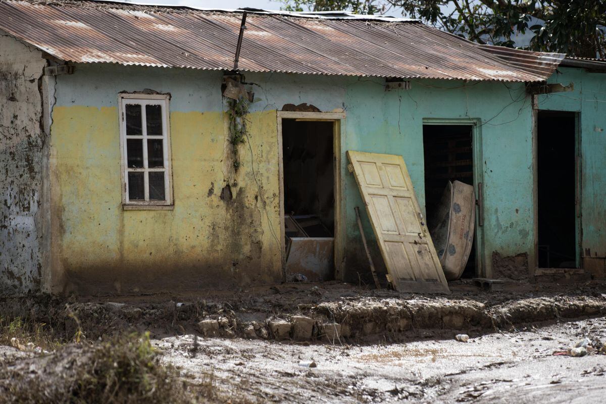Fotografía que muestra una casa afectada por el paso del huracán Melissa, este domingo en Cave Valley (Jamaica). Foto: EFE/ Orlando Barría