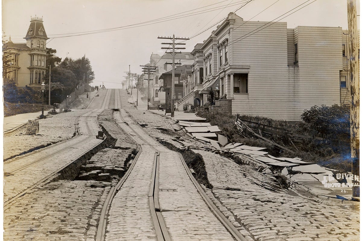 Vía férrea del desplazamiento de suelo tras un terremoto de magnitud 7,9 en San Francisco, el 18 de abril de 1906. (Foto del Archivo Nacional de Estados Unidos)