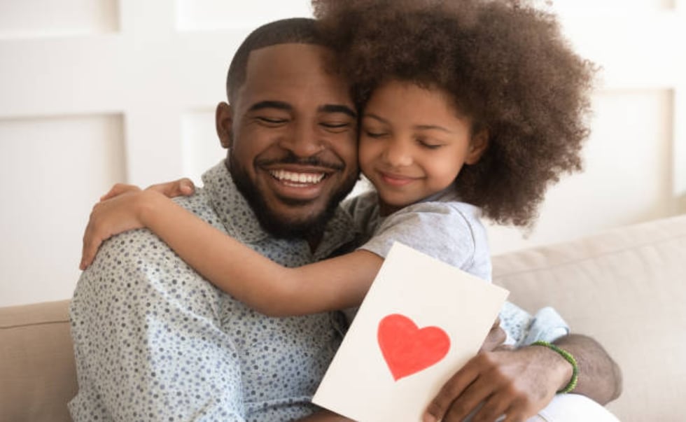 Tarjetas, frases y gifs del Día del Padre 2024 para enviarle a papá este domingo 16 de junio. (Foto: iStock)