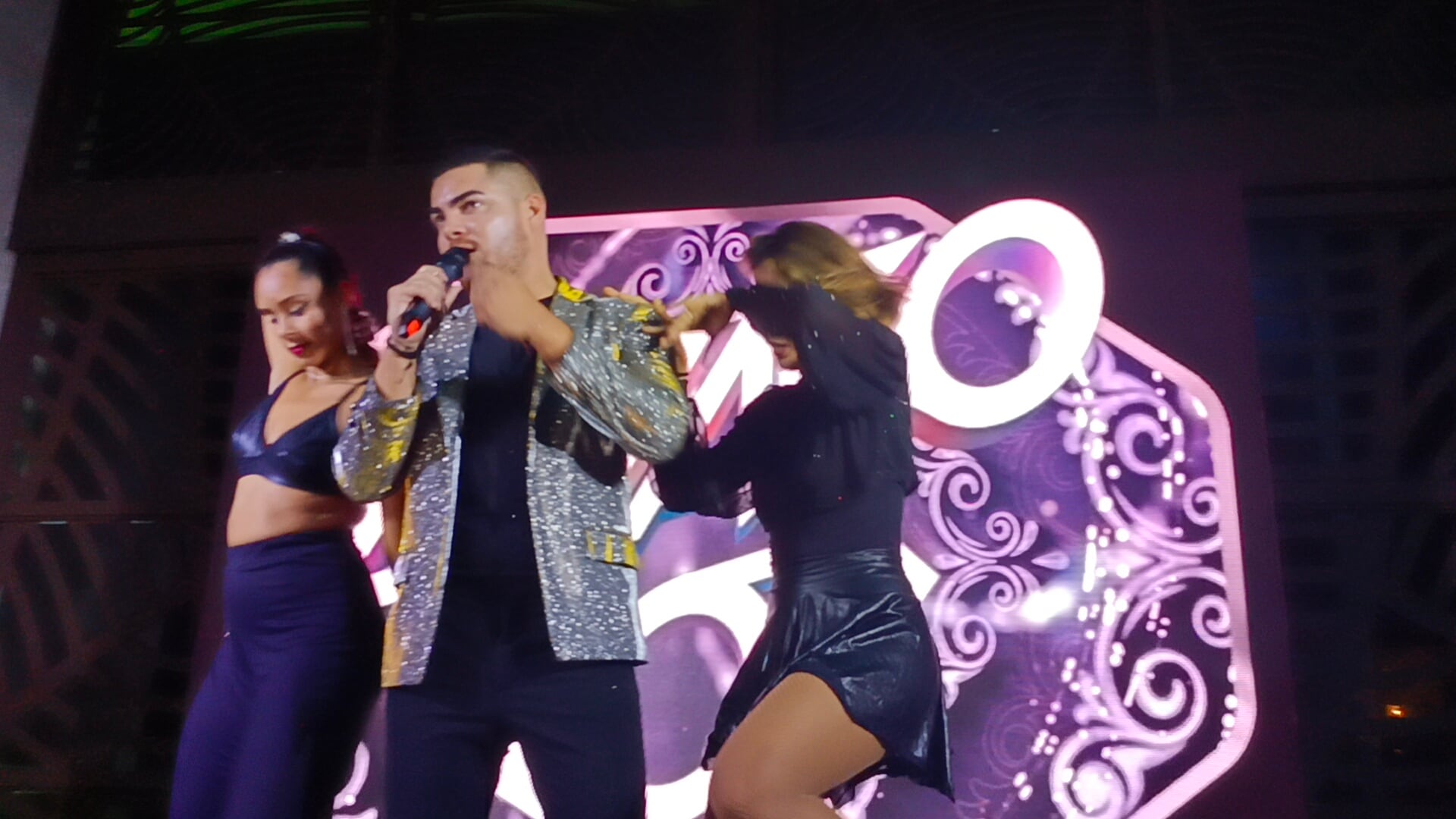 Álvaro Rod cantó en el evento previo a la gala de los Premios Heat.