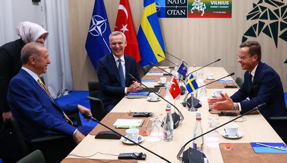 El secretario general de la OTAN, Jens Stoltenberg (arriba-C), el presidente turco Tayyip Erdogan y el primer ministro sueco Ulf Kristersson (der.) reaccionan durante una reunión, en vísperas de una cumbre de la OTAN. (Foto de YVES HERMAN/PISCINA/AFP)