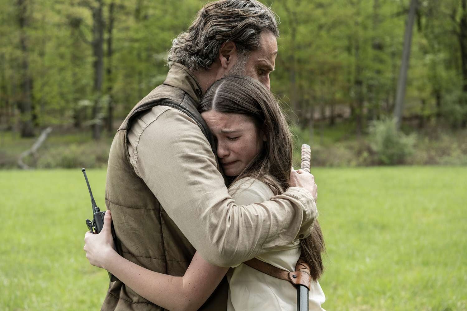 Judith y Rick protagonizan un emotivo abrazo en el final de la primera temporada de la serie spin-off "The Walking Dead: The Ones Who Live" (Foto: AMC)