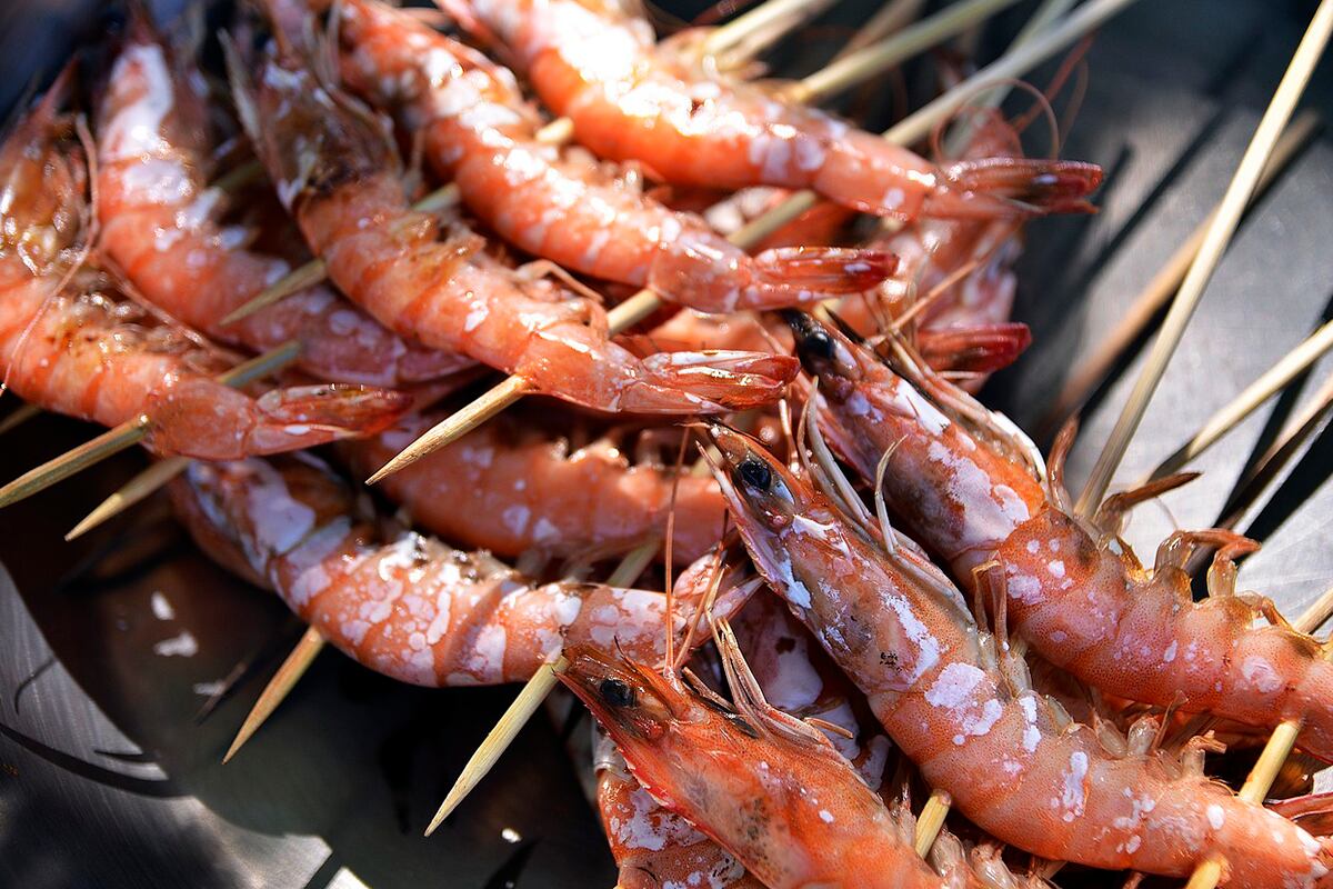 Es preferible limpiar muy bien los camarones. Retirar el filamento negro que recorre su cuerpo es vital; son desechos fecales (Foto: @Pexels)