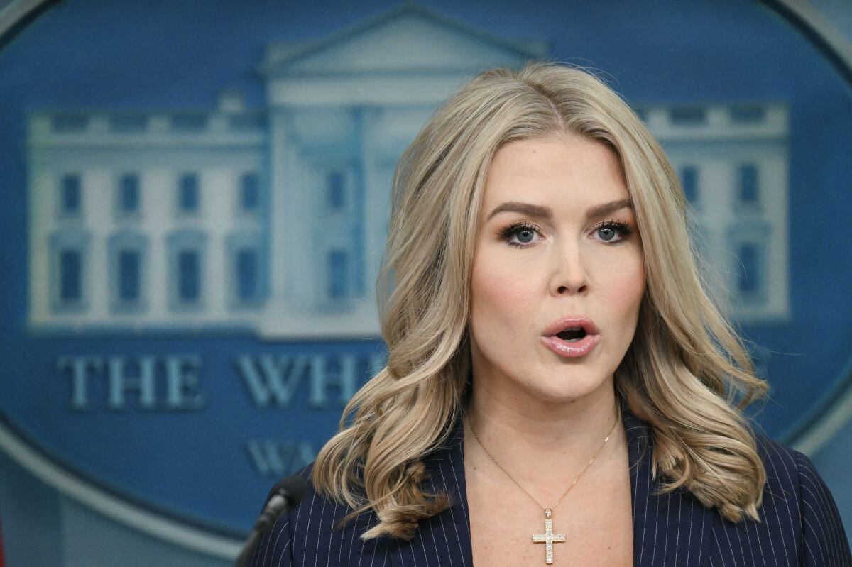 La secretaria de prensa de la Casa Blanca, Karoline Leavitt, habla durante la rueda de prensa diaria en la Sala Brady de la Casa Blanca, en Washington, D.C., el 12 de febrero de 2025 (Foto: Andrew Caballero-Reynolds / AFP)