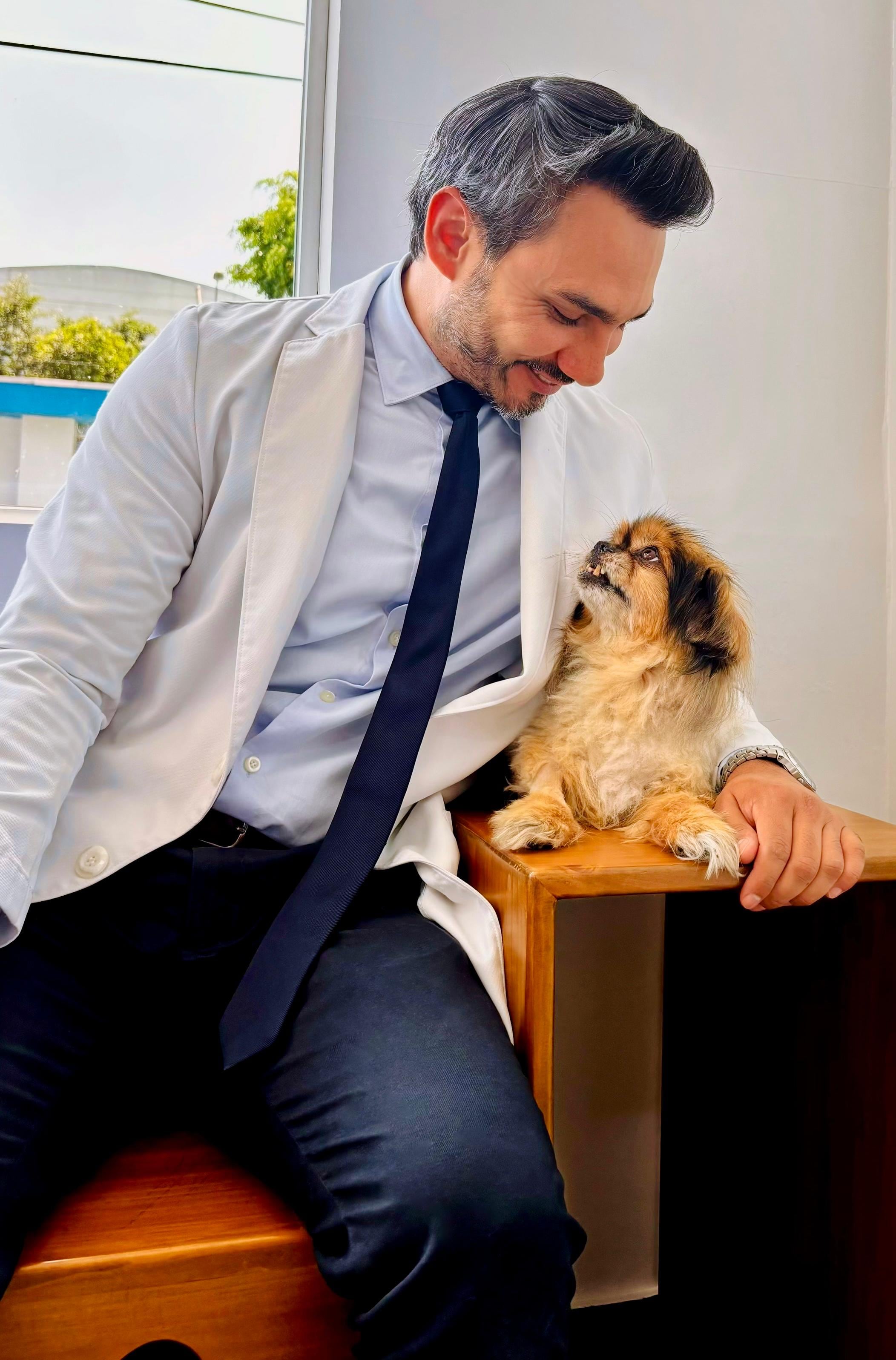 Juan Diego Asencios, médico veterinario y fundador de la veterinaria Cuore, destaca la importancia de brindar tiempo y calidad de vida a cada mascota. ( Cortesía de Juan Diego Asencios)