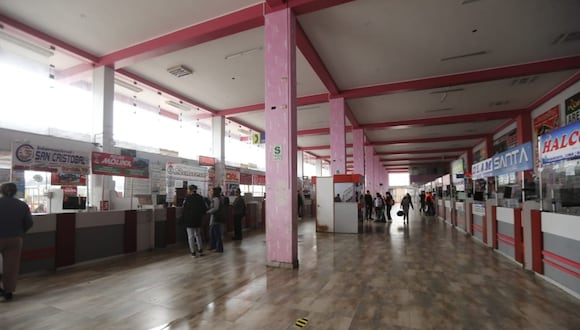 Poca afluencia de pasajeros en el terminal terrestre de Yerbateros en día feriado. (Foto: Violeta Ayasta/@photo.gec)