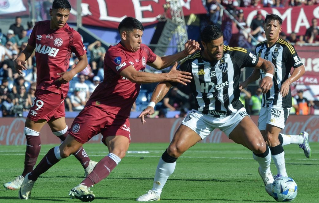 Atlético Mineiro y Lanús no se dan tregua en la final de la Copa Sudamericana | Foto: DANIEL DUARTE / AFP