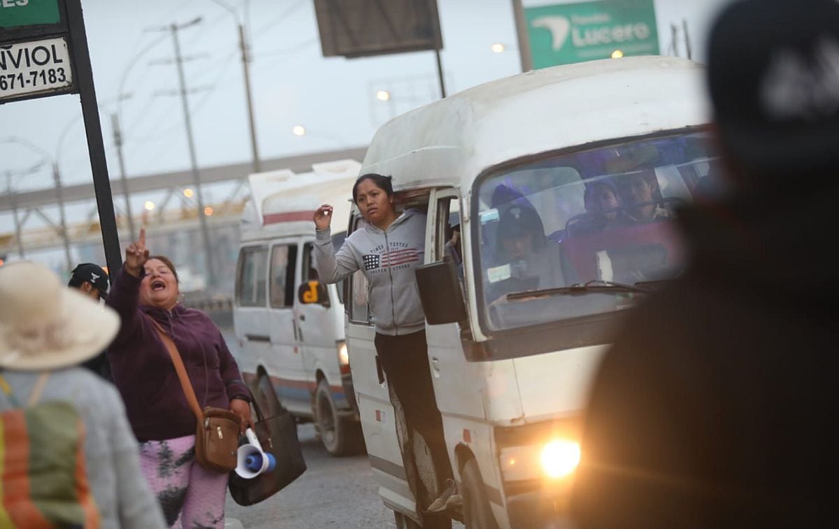 En Puente Piedra, ciudadanos presentan dificultades para encontrar unidades de transporte público, en el marco del paro de transportistas que se acata hoy en Lima y Callao | Foto: Diana Marcelo/ @photo.gec