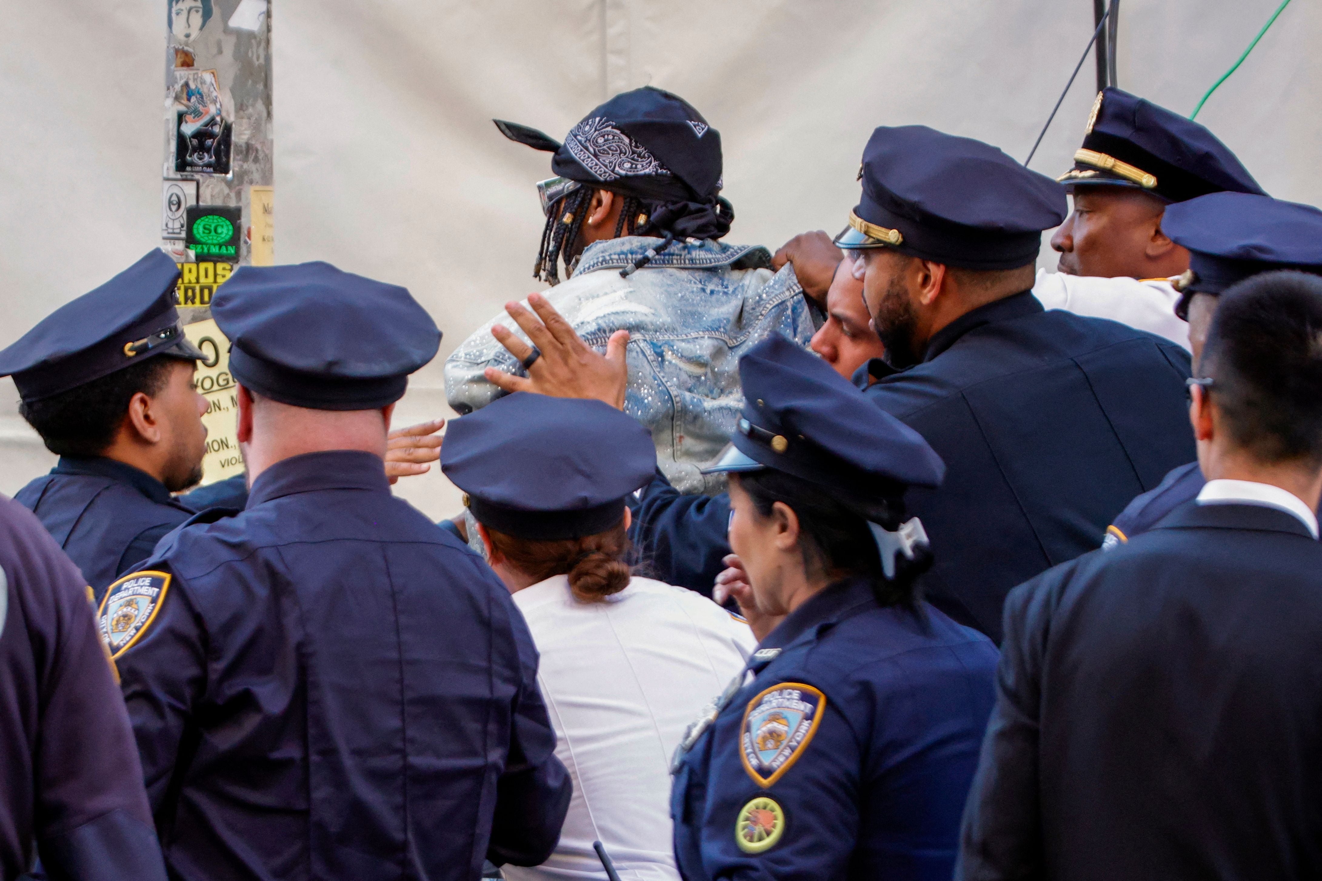 Incidente en los alrededores de la Met Gala 2026: un hombre es detenido por agentes del New York Police Department tras intentar irrumpir en la alfombra roja del Metropolitan Museum of Art.
