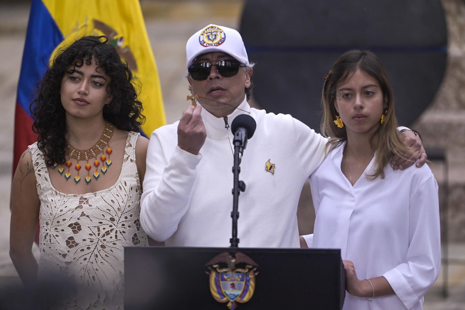 El presidente colombiano, Gustavo Petro, denunció este domingo muchas irregularidades en la reñida votación de las elecciones presidenciales , que con el 99,65 % del conteo preliminar gana Abelardo de la Espriella con 0,95 puntos porcentuales al oficialista Iván Cepeda. Deben ser impugnadas las mesas sin firma de jurados de inmediato. Aun no se puede saber quién es el presidente y hay muchas irregularidades, expresó Petro en X.