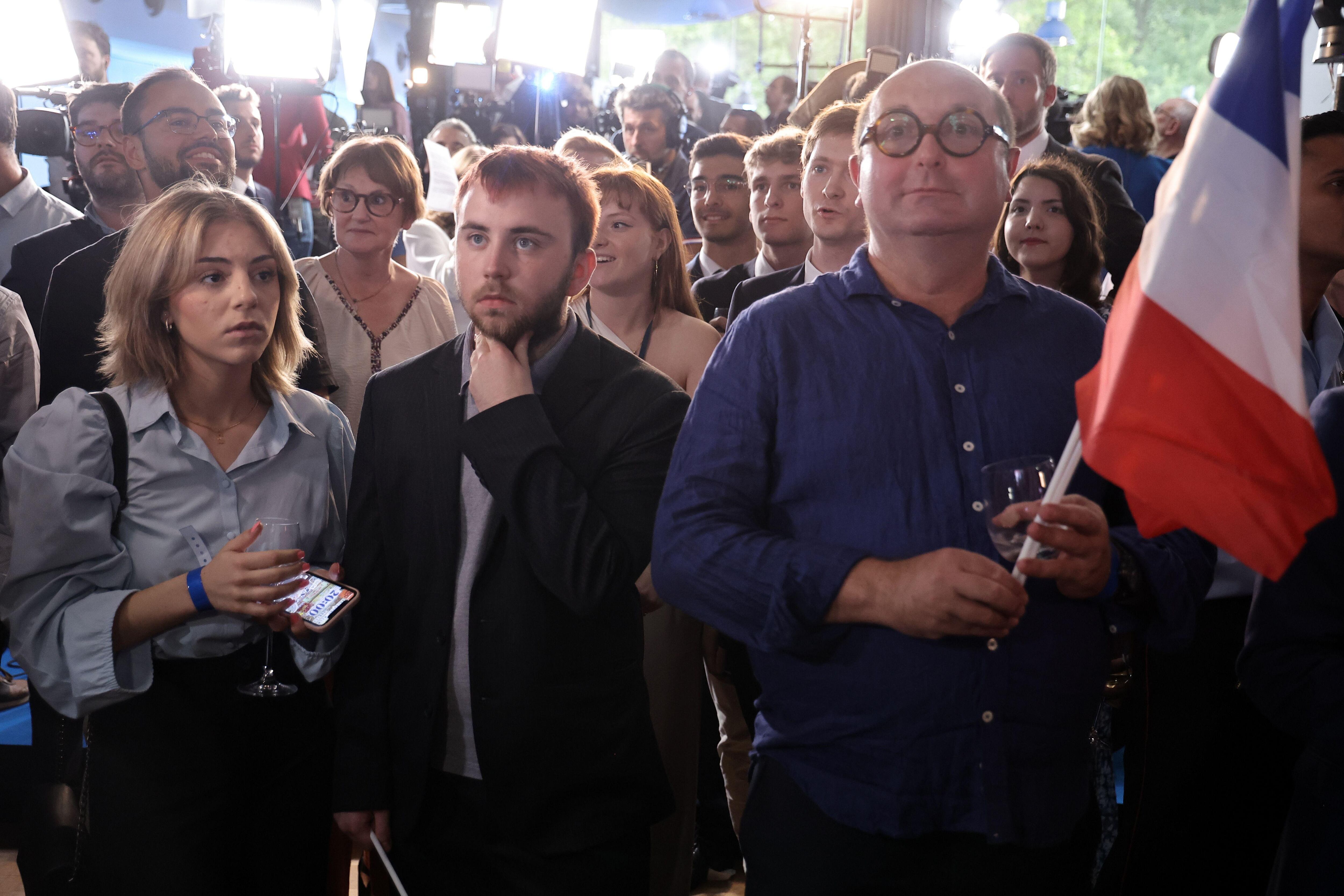 Luego de las celebraciones por los resultados de la primera vuelta, los seguidores de Le Pen y el partido Agrupación Nacional vieron con sorpresa cómo se venía abajo su victoria. (EPA).