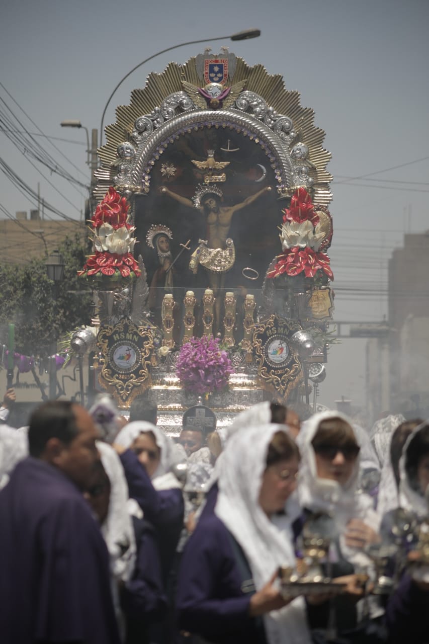 La imagen del Señor de Los Milagros recorre la avenida Tacna en su primera salida después de un año. Foto: Britanie Isabel Arroyo/@photo.gec