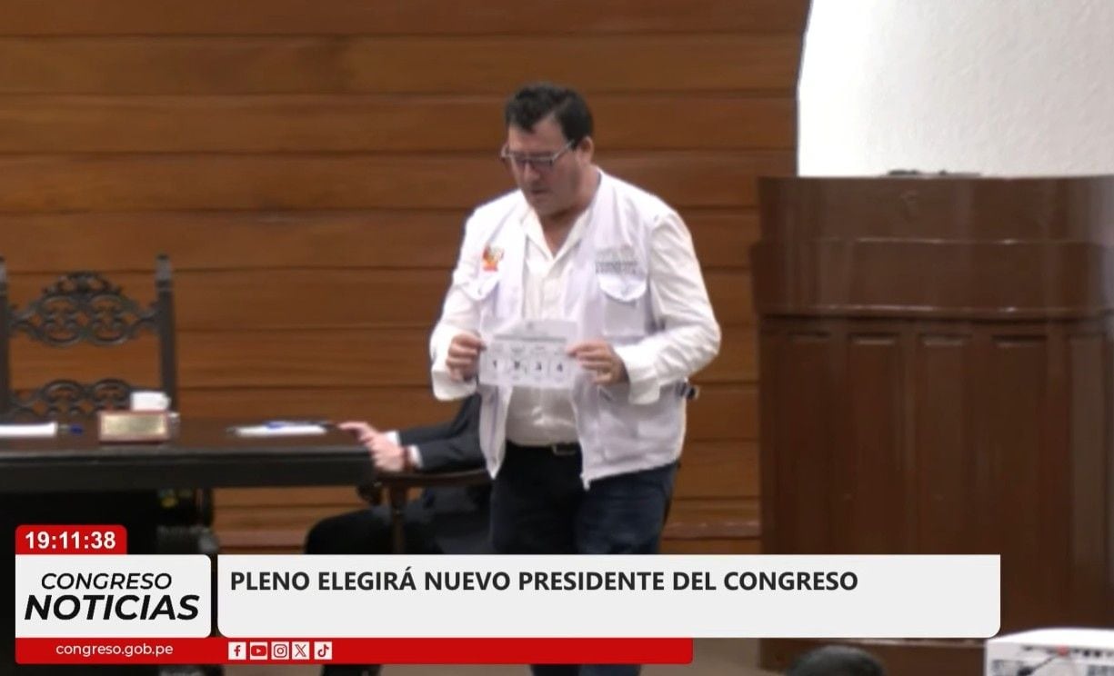 El congresista Edwin Martínez mostró su voto.